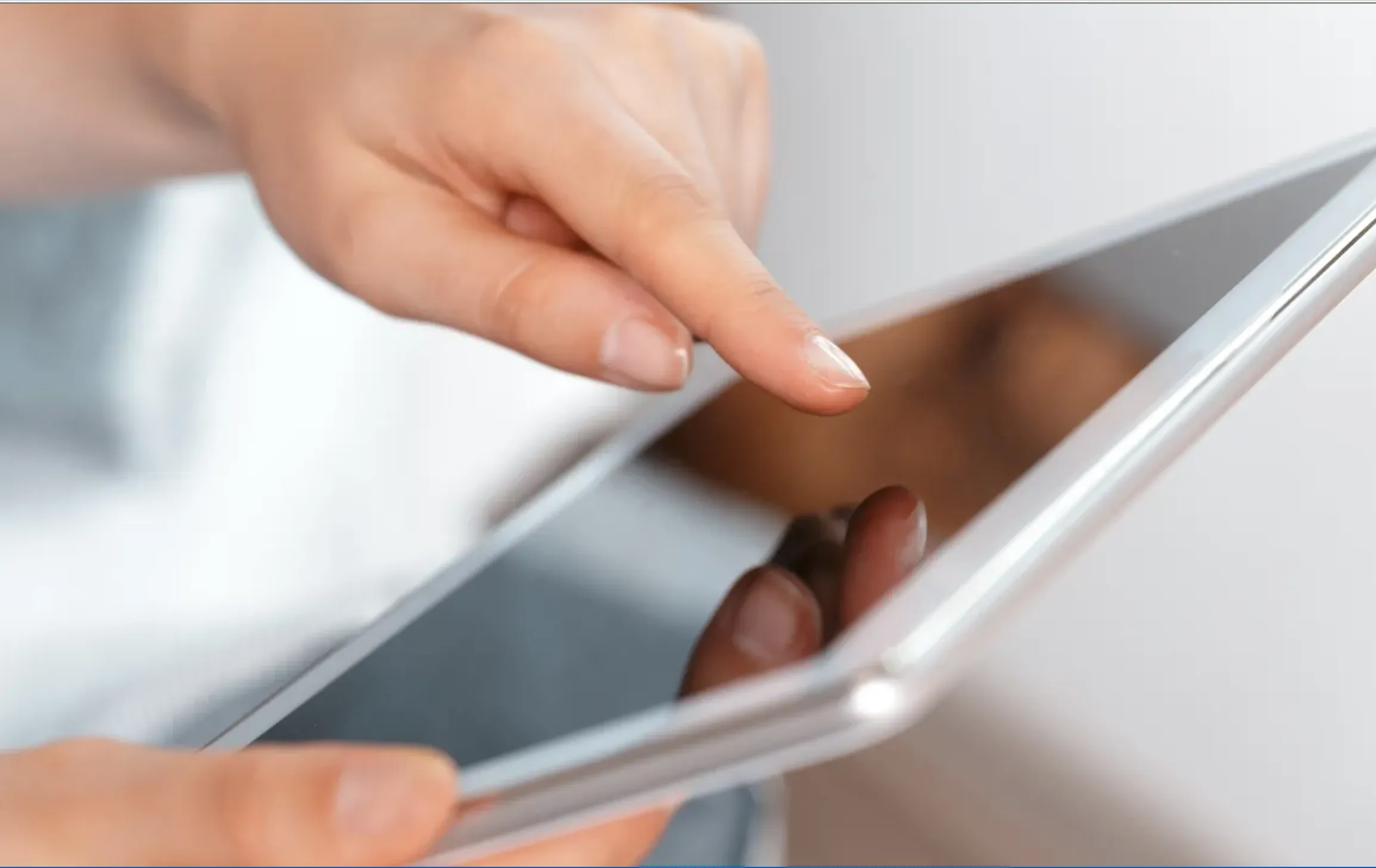 un dedo tocando una tablet