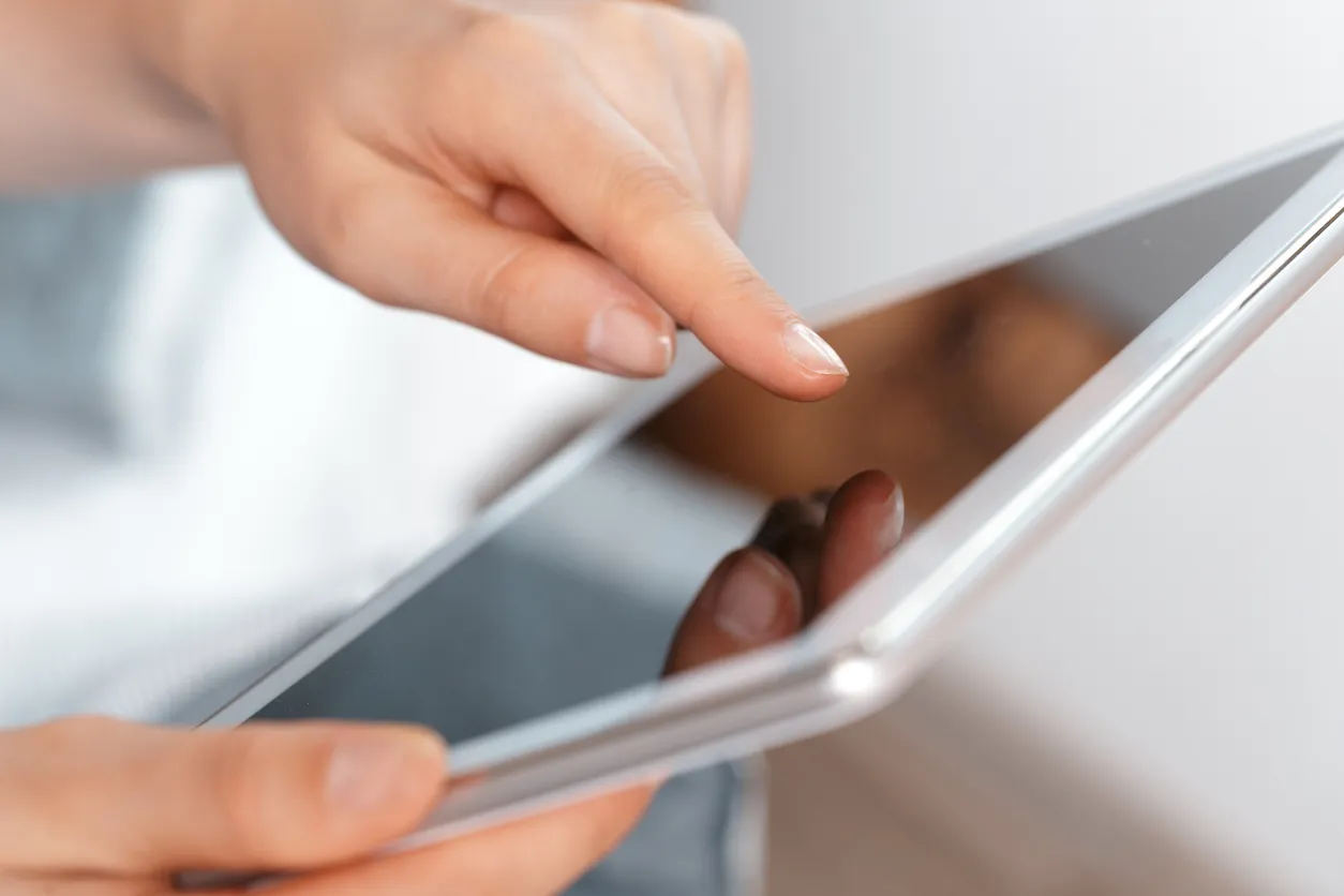 un dedo tocando una tablet