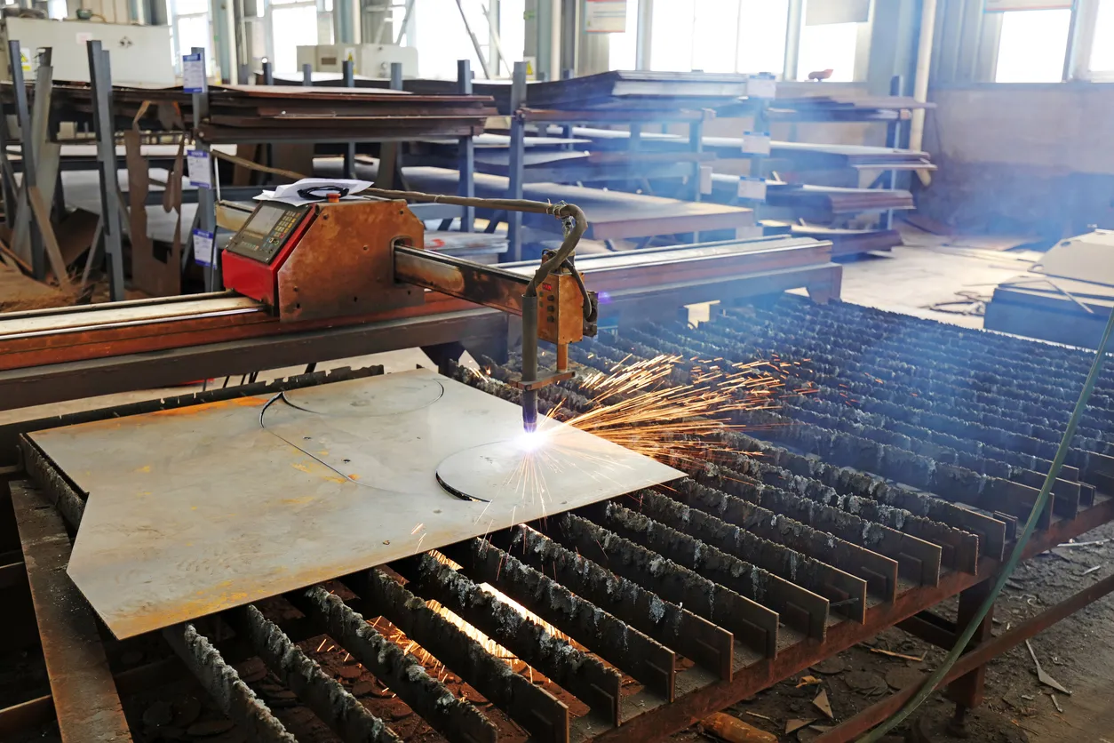 Equipo de corte de placas de acero en la línea de producción