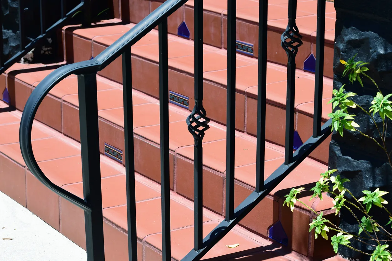 Barandilla de hierro negro ornamentada