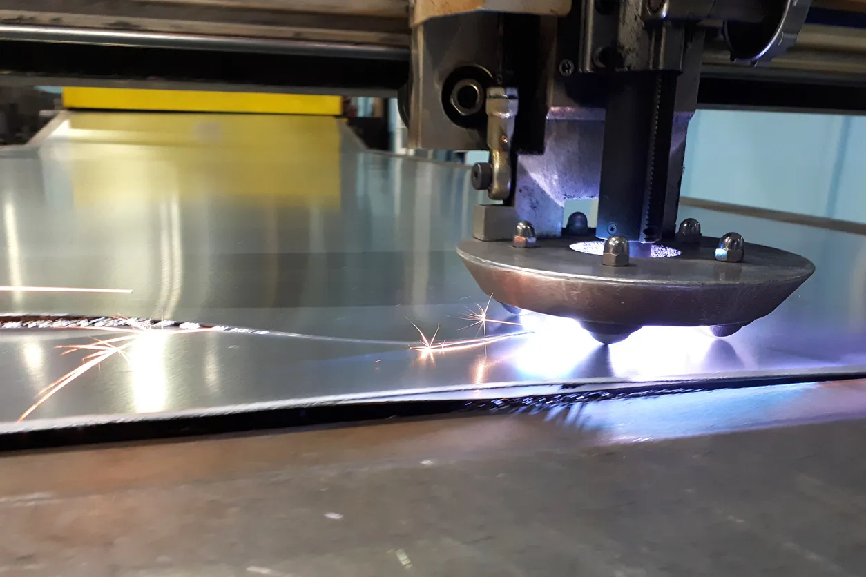Corte de metal por plasma. Fabricación de sistemas de ventilación en fábrica.