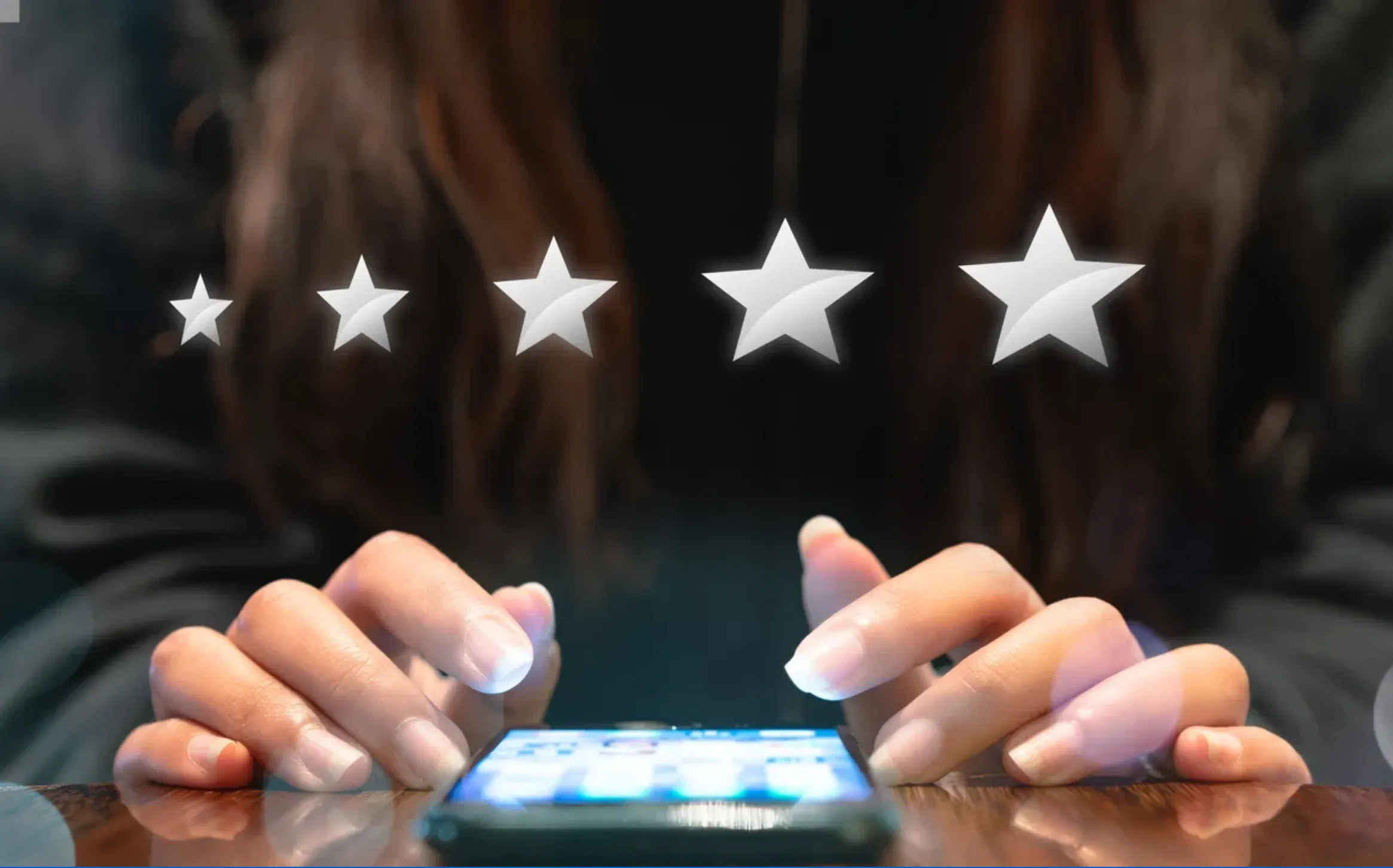 dedos calificando una app con 5 estrellas
