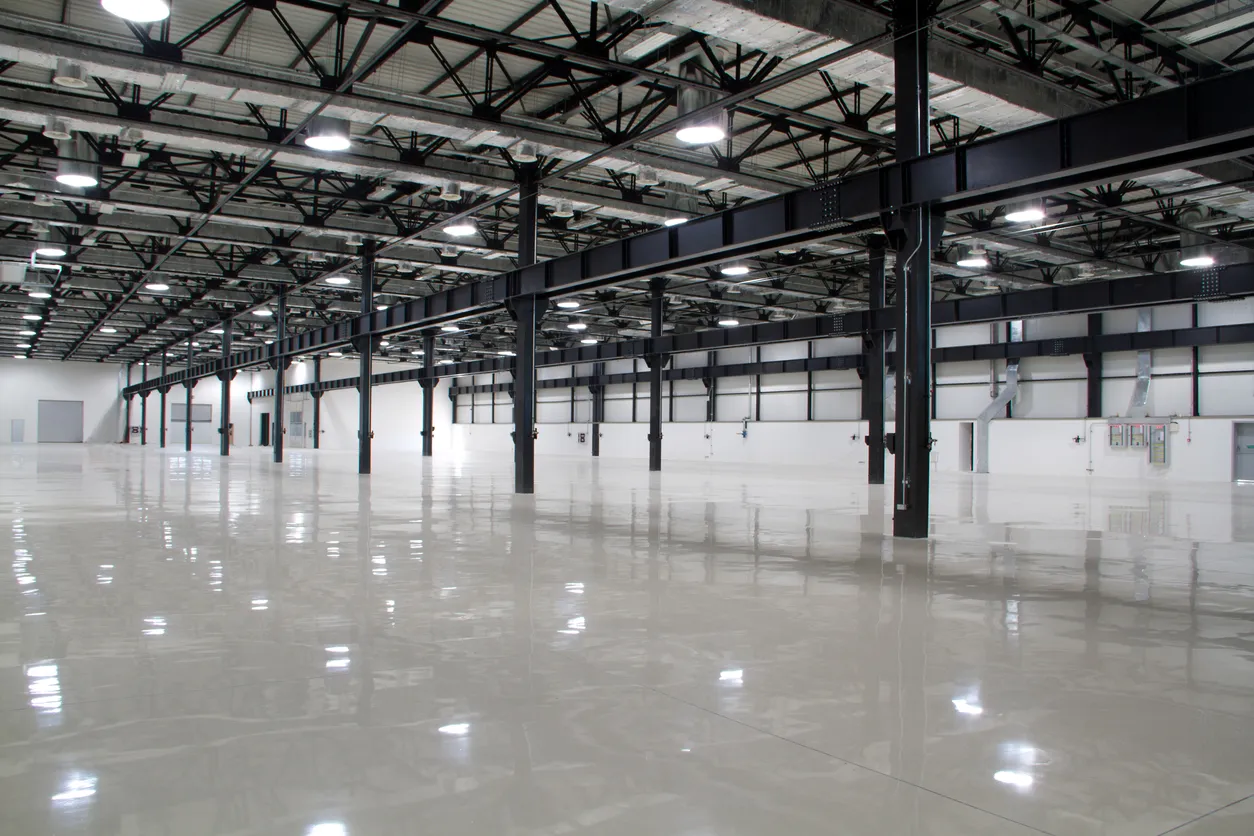 Habitación vacía de fábrica moderna con estructuras metalicas