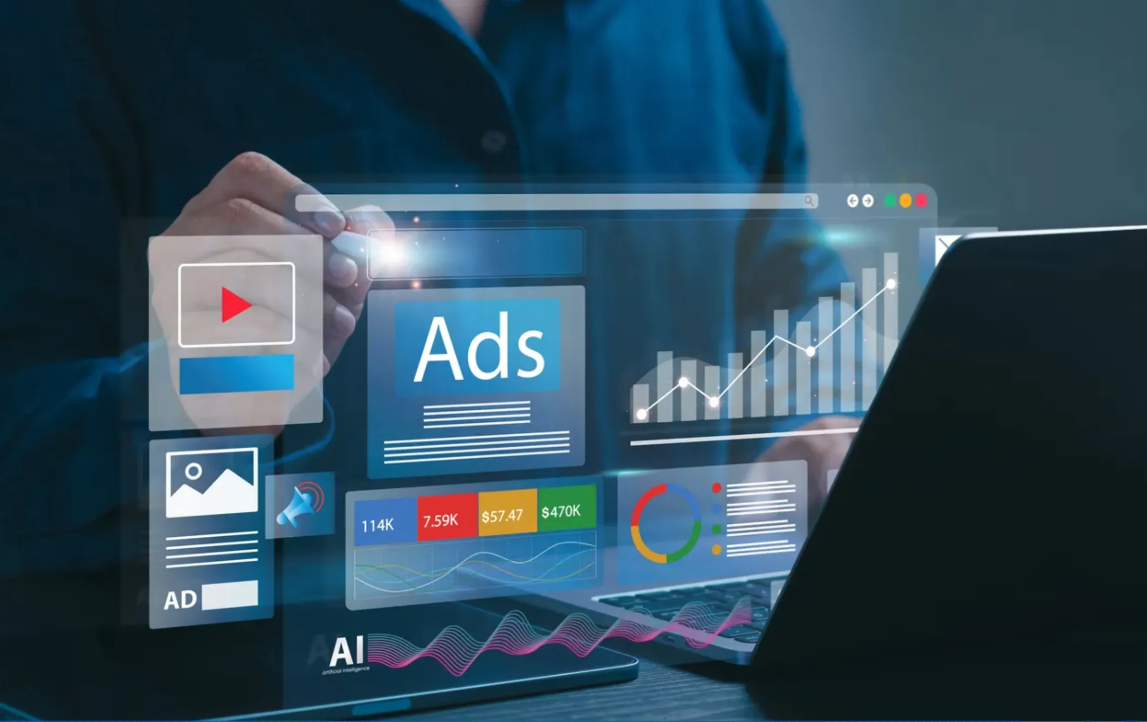 alguien analizando sus anuncios