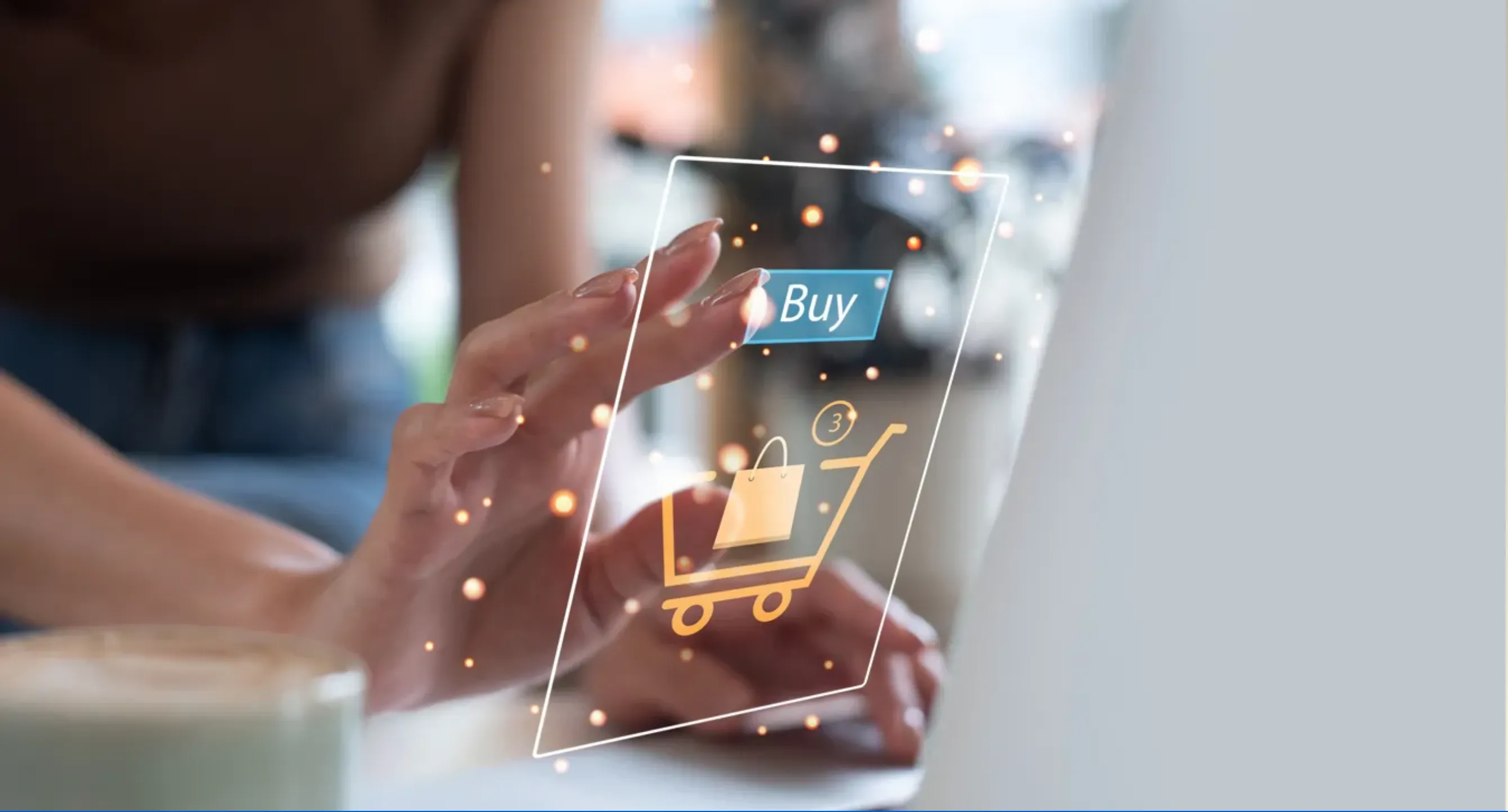 Persona seleccionando productos a su carrito de compras digital