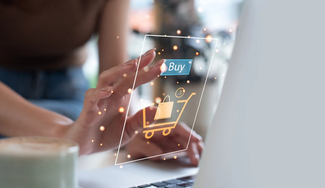 Persona seleccionando productos a su carrito de compras digital