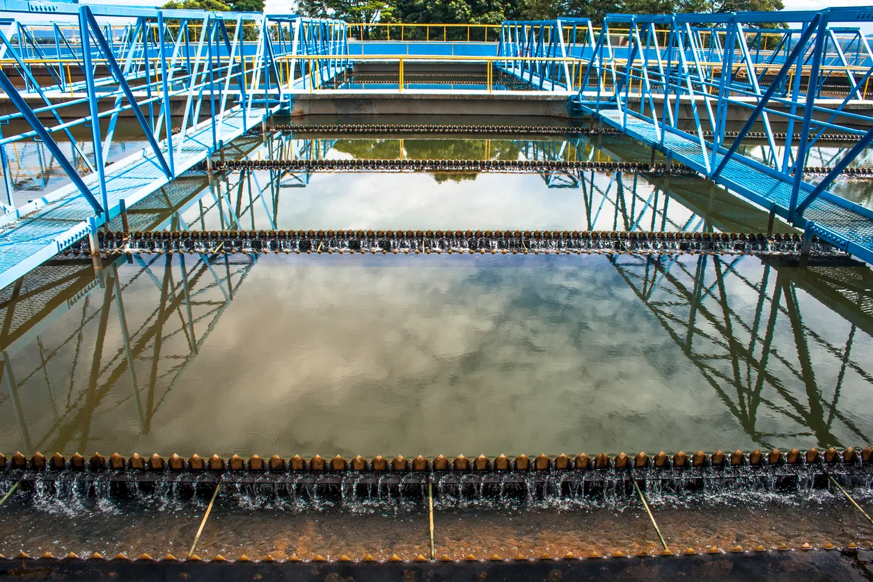 Planta de tratamiento de aguas. La zeolita natural se usa en procesos de tratamiento de aguas.