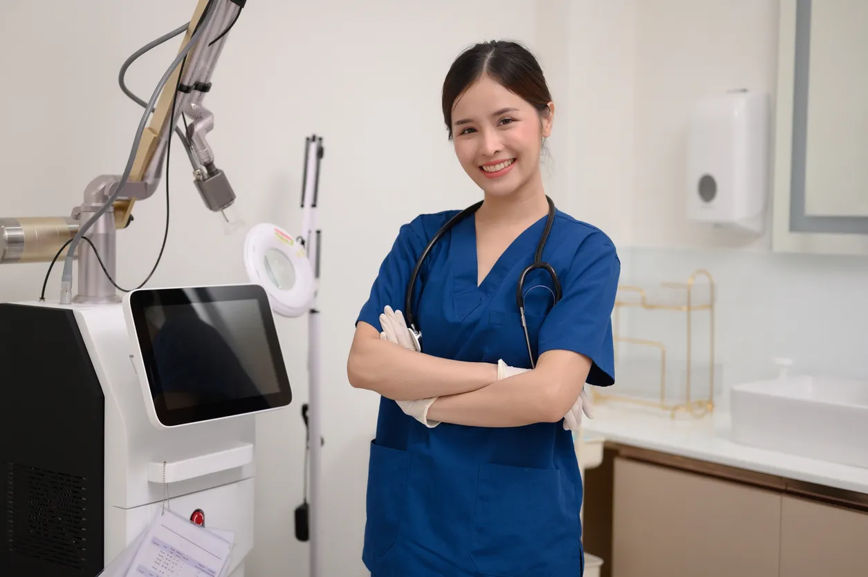 Doctora con uniforme quirurgico color tinto en consultorio 