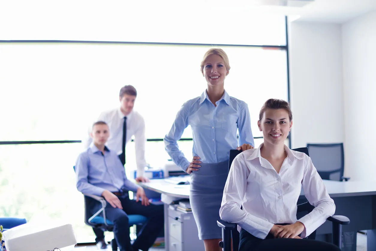 personas en oficina con uniforme corporativo