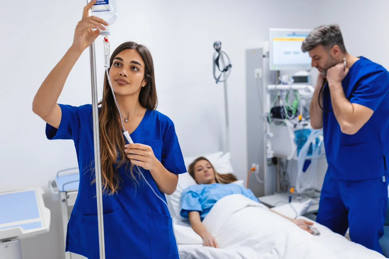Dos jovenes enfermeros con scrubs médicos en color azul
