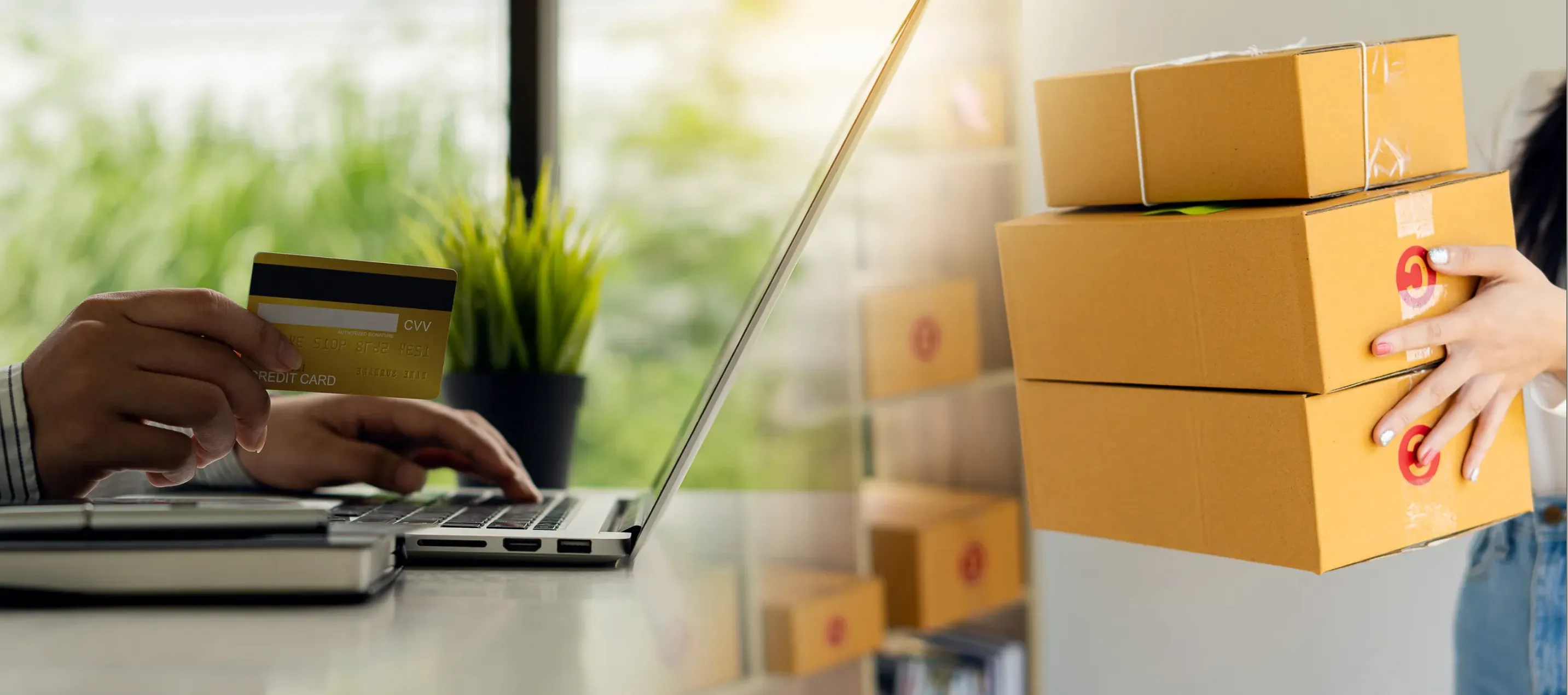 Una mano con una tarjeta de credito comprando algo en una compu y a su vez unas cajas llegando a una casa