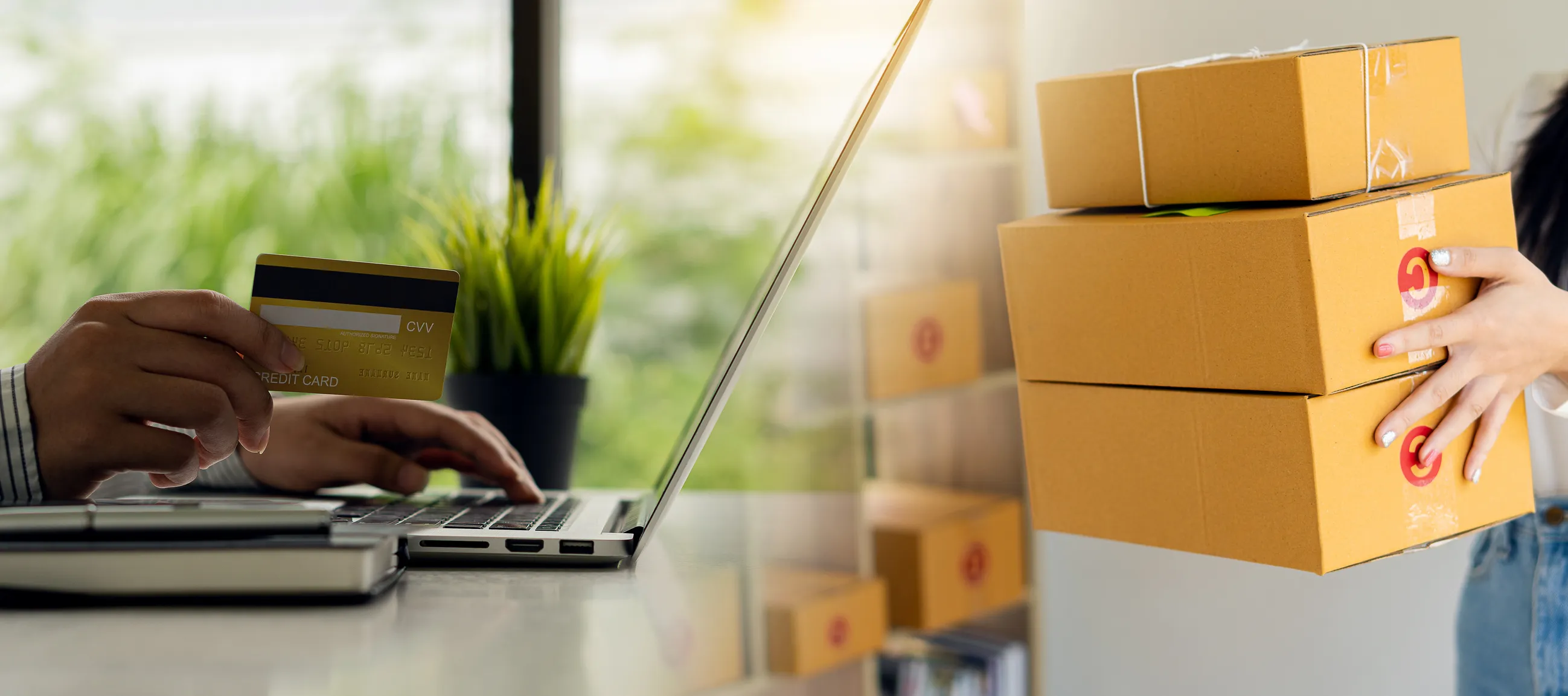 Una mano con una tarjeta de credito comprando algo en una compu y a su vez unas cajas llegando a una casa