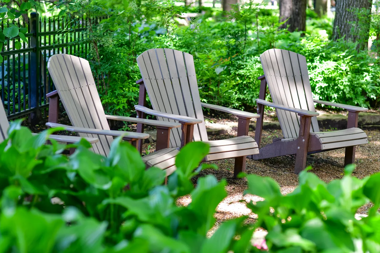 Sillas Adirondack para relajarse al aire libre en un entorno natural tranquilo