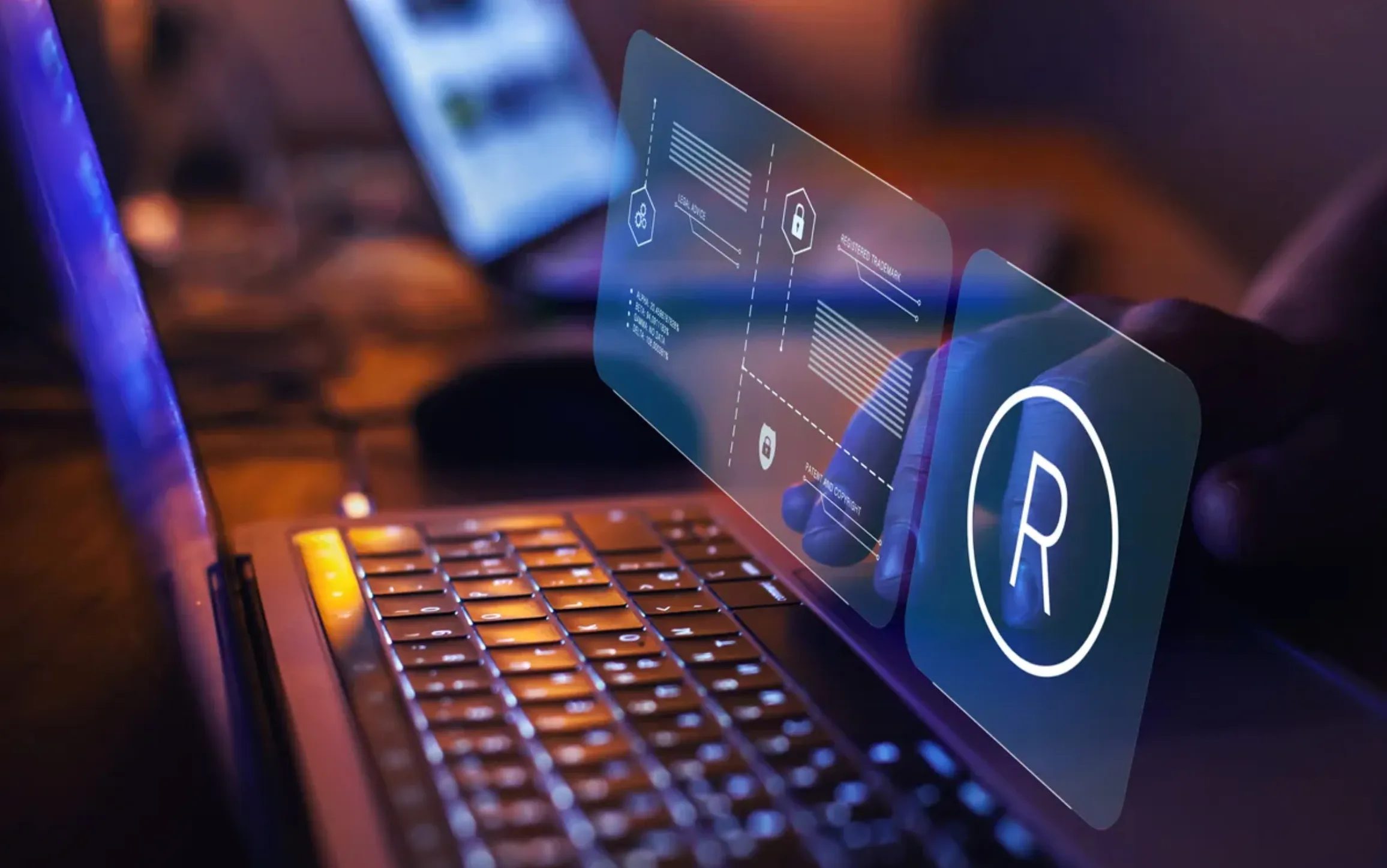 Una computadora con la pantalla siendo proyectada