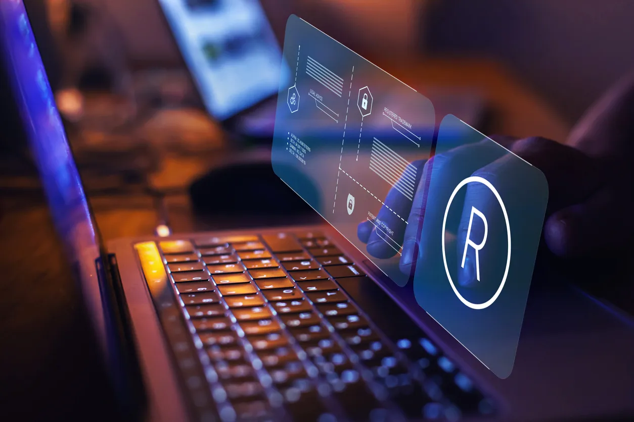 Una computadora con la pantalla siendo proyectada
