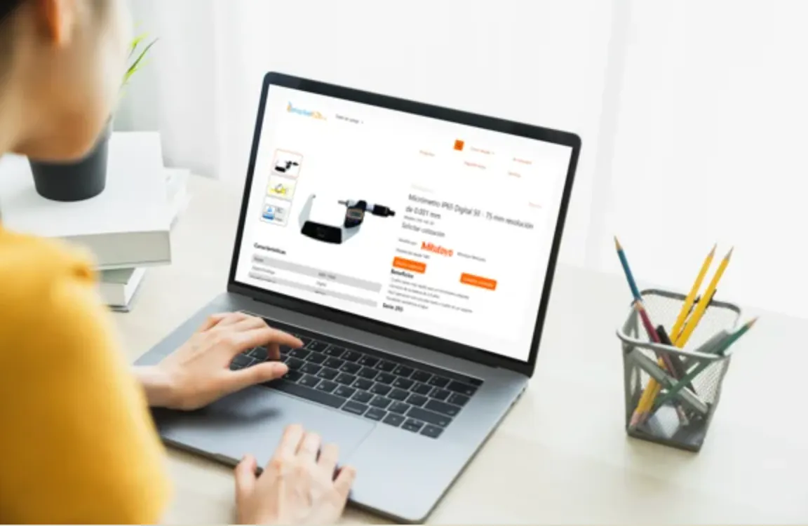 Persona pidiendo una cotización en el portal market b2b