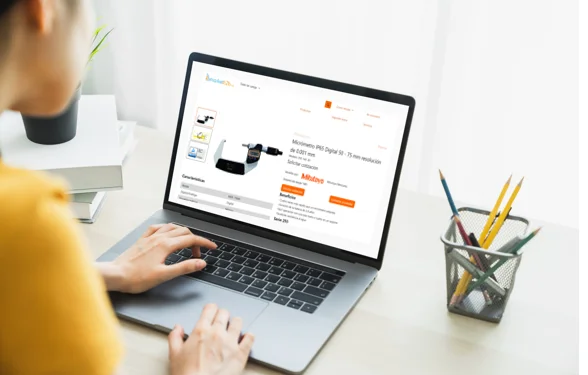 Persona pidiendo una cotización en el portal market b2b