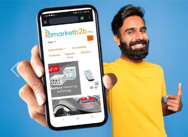 Hombre con barba y playera amarilla enseñando el portal de marketb2b