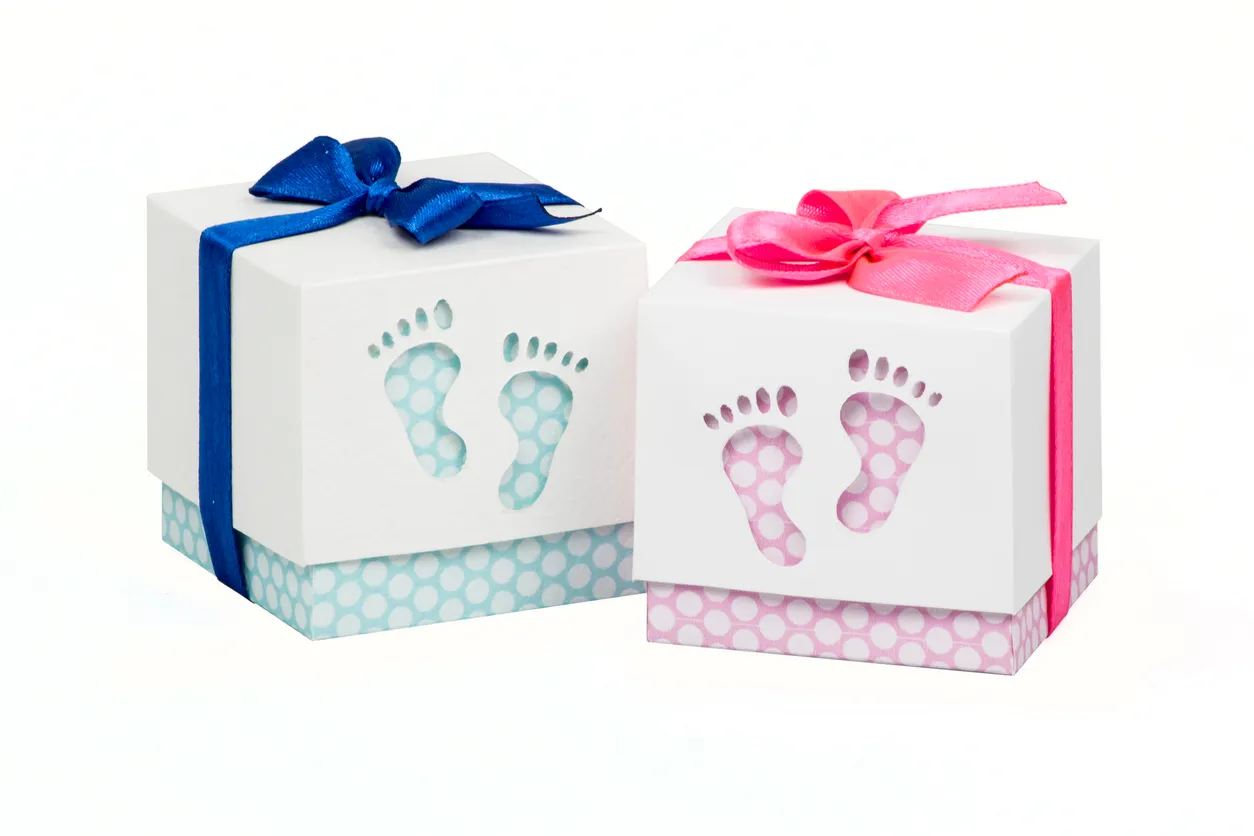Cajas de regalo para bebés con moños rosa y azul