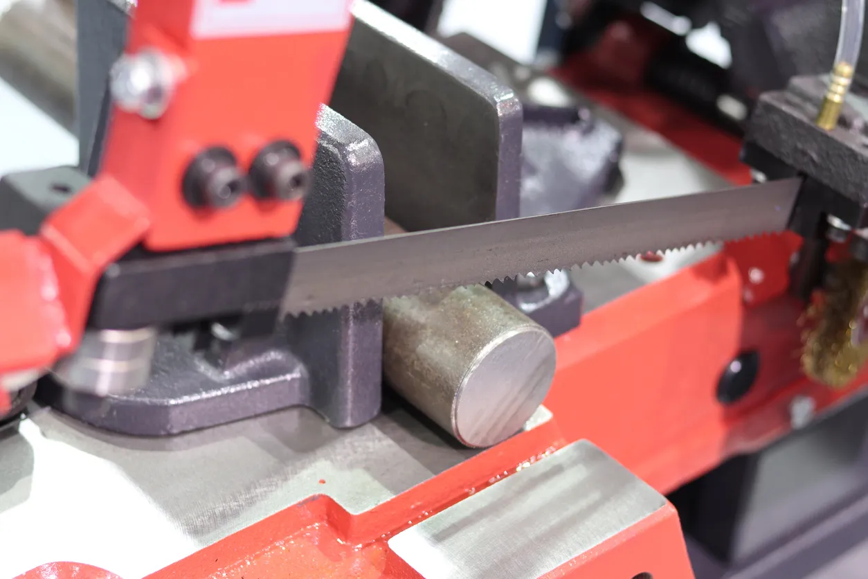 Corte de barras de acero con sierra de cinta