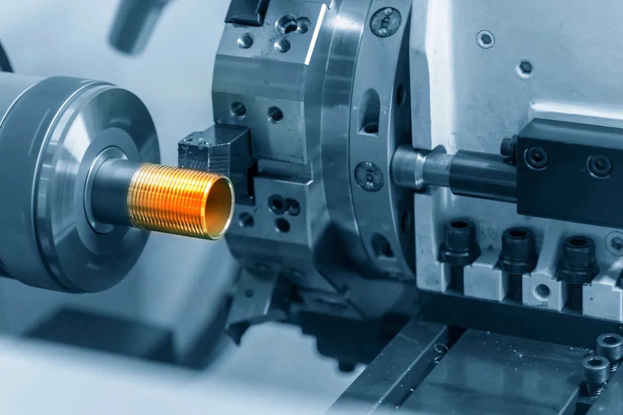 La máquina de torno CNC corta la rosca del tubo