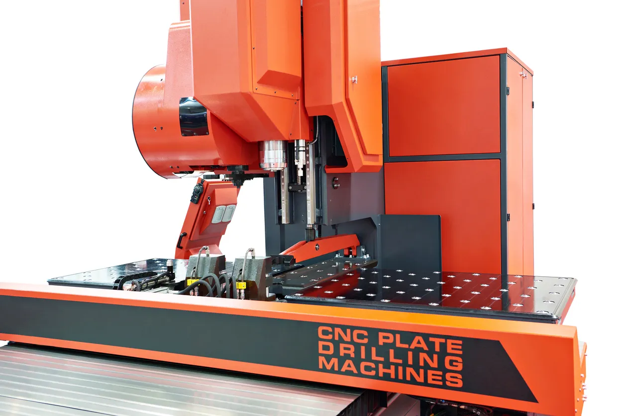 Máquina perforadora de placas CNC aislada sobre fondo blanco