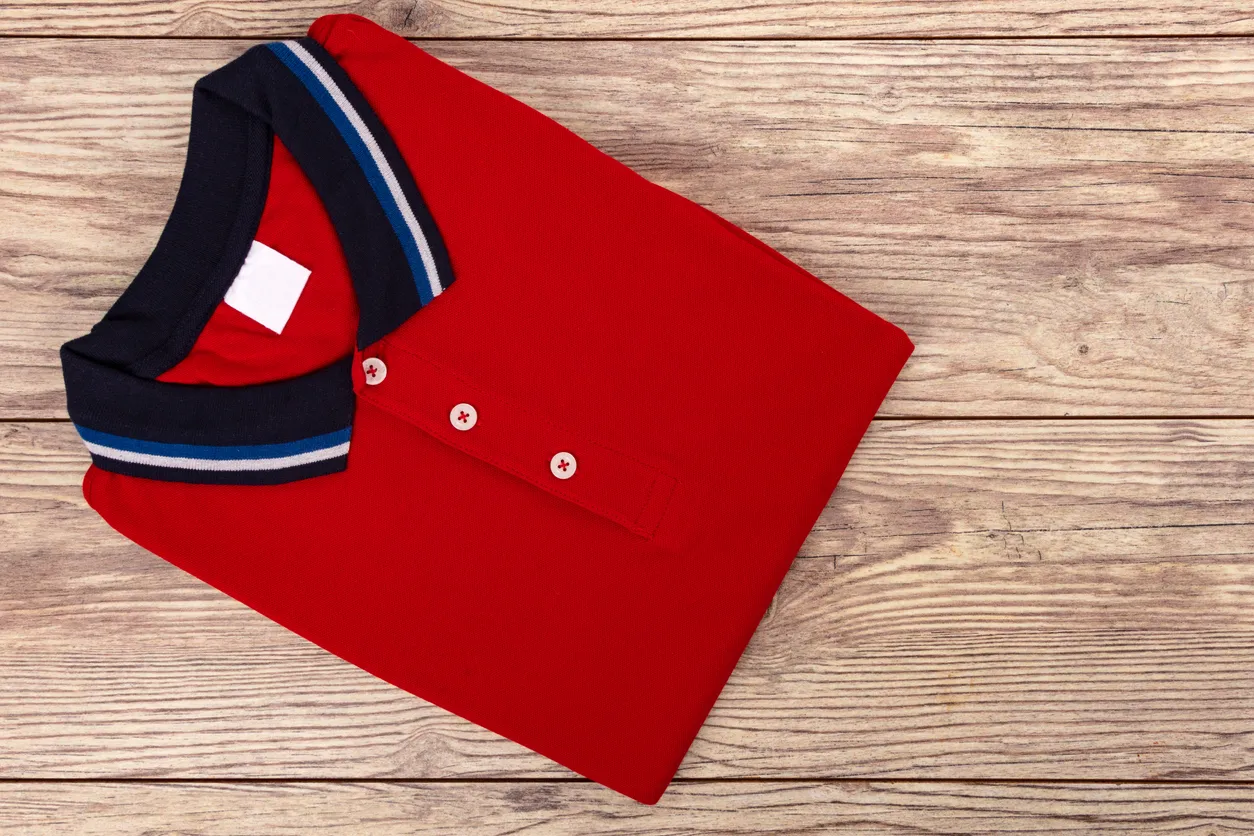 Playera polo de vestion manga corta combianada de color rojo con cuello azul con blanco