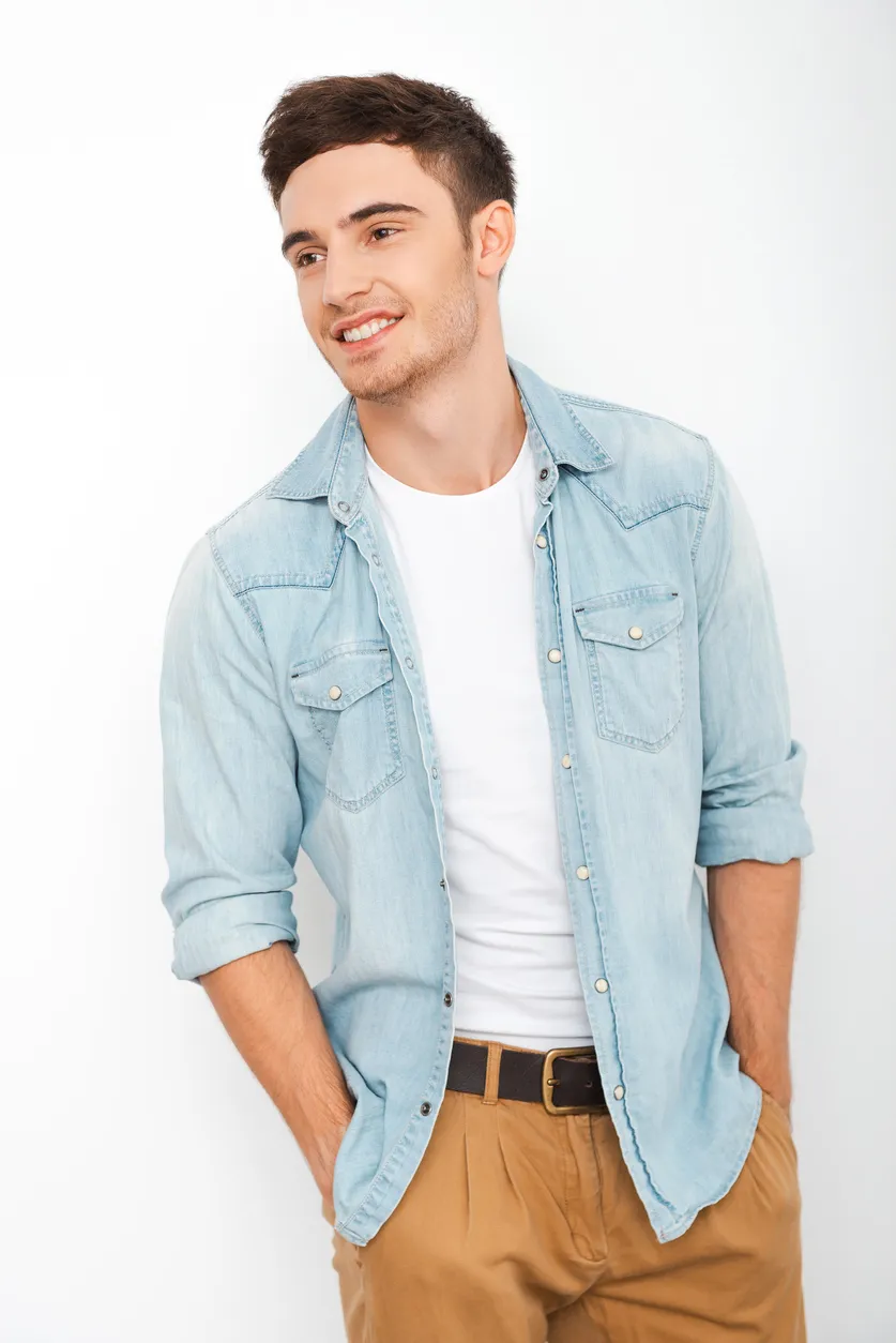 Hombre joven con camisa y playera y pantalón caqui