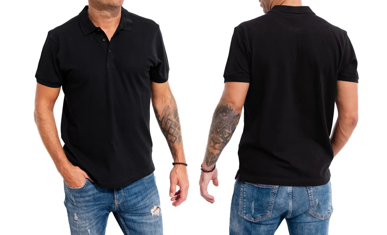 Vista de frente y posterior del torso y piernas de hombre con playera slim fit negra y pantalón de mezclilla azul