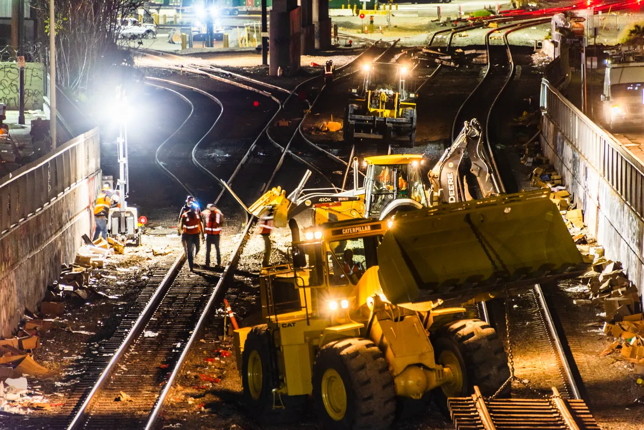Hombre trabajando con iluminación alimentada por un generador
