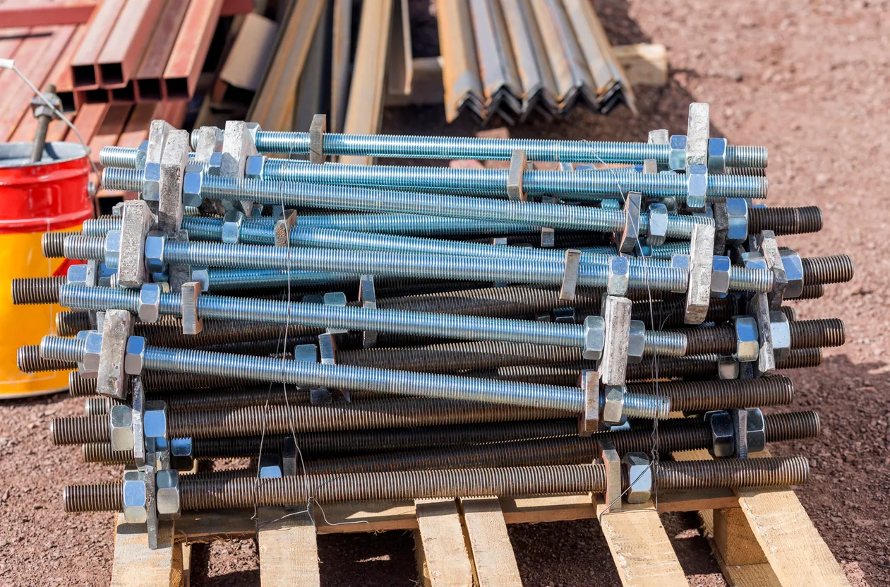 Vista de los pernos de anclaje galvanizados y no galvanizados y sus tuercas y arandelas. pernos de anclaje 