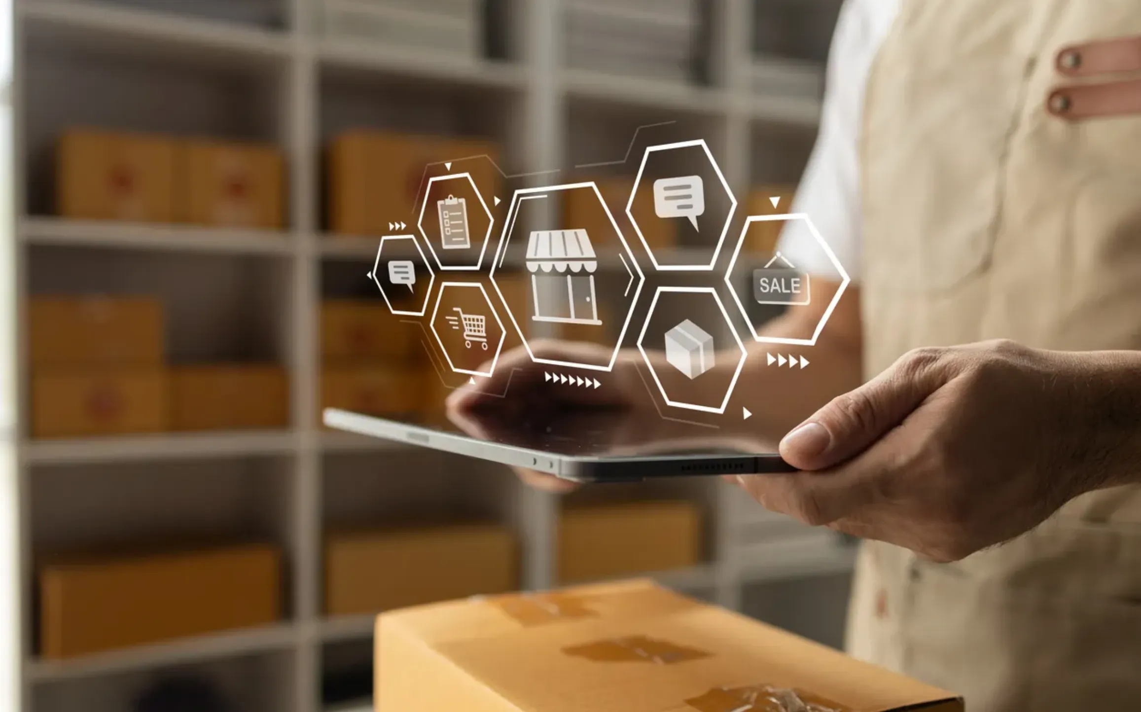 Una persona haciendo inventario de lo que va en su caja