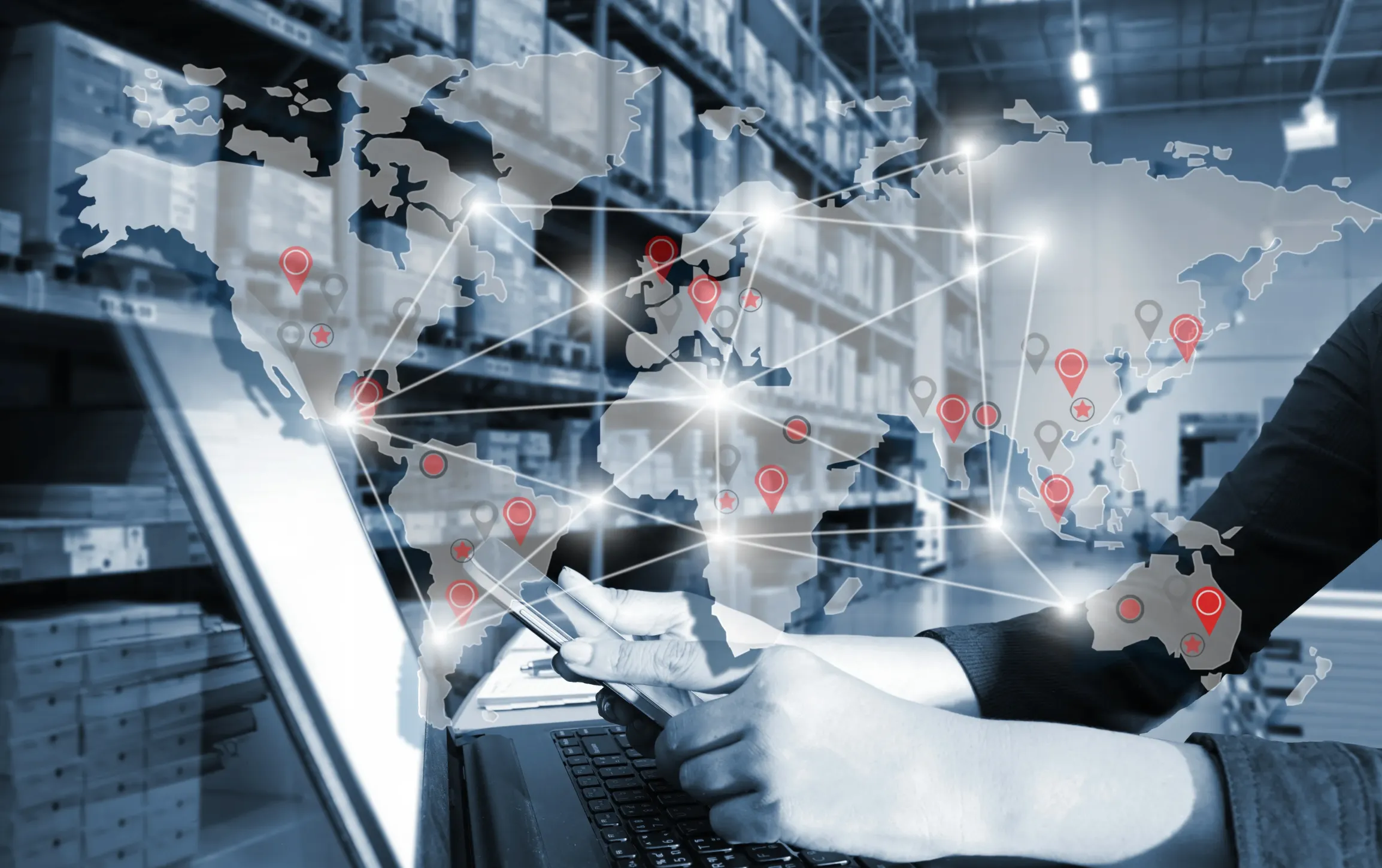 Mapa digital de los continentes pero de fondo una fábrica y una computadora