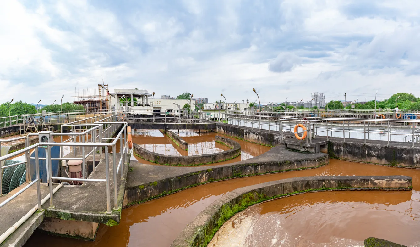 Planta de tratamiento de aguas residuales.Aplicación de zeolita en lechos de secado para reducción de olores