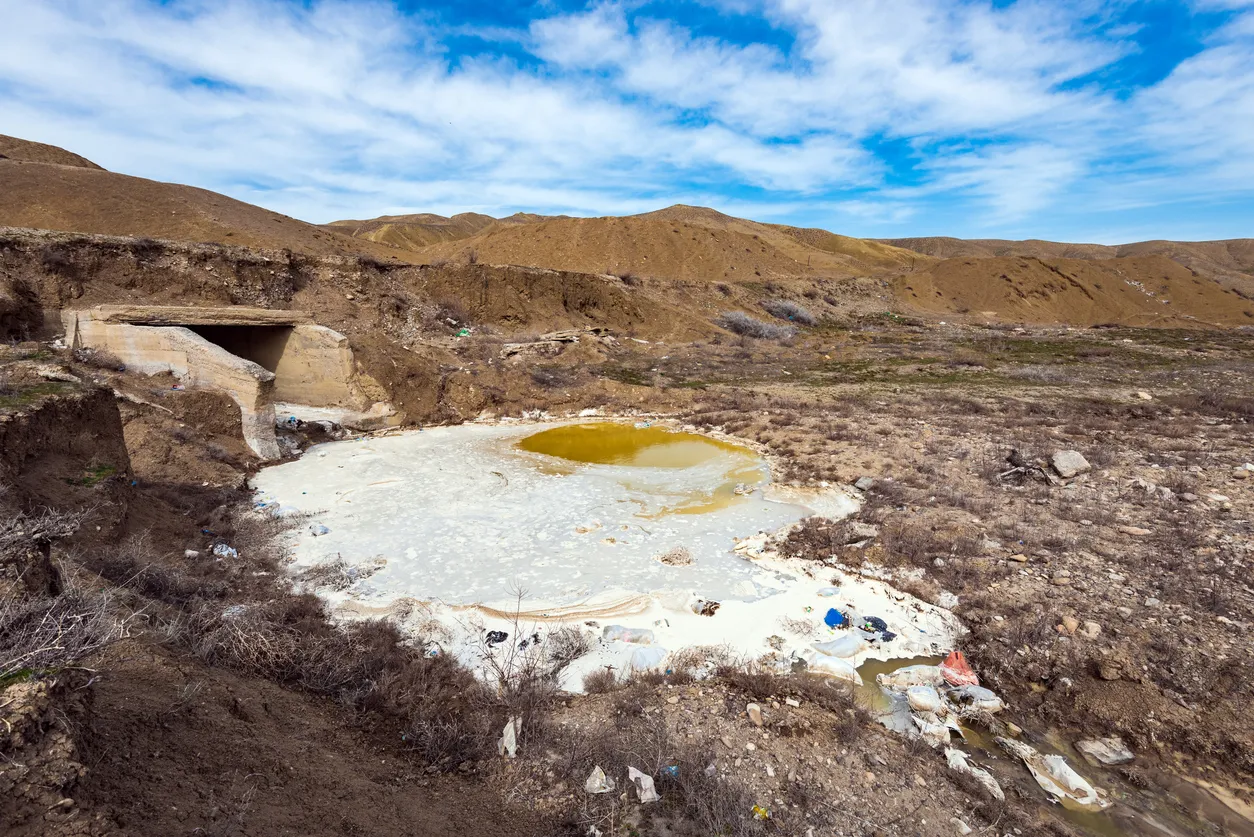 lixiviado resultante del liquido proveniente de un relleno sanitario altamente contaminado que requiere su tratamiento. 