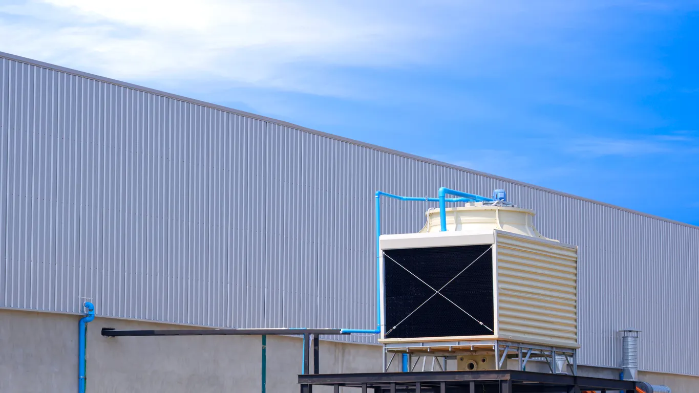 Torre de enfriamiento fuera del edificio de la fábrica. La zeolita ayuda a controlar incrustaciones y capturar amonio