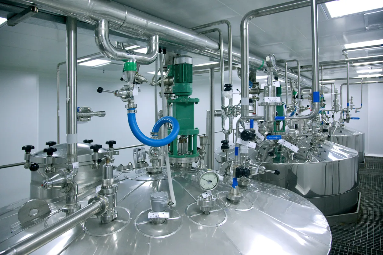 Fábrica farmacéutica: Producción de medicamentos. La zeolita ayuda en intercambio iónico en sistemas de producción.