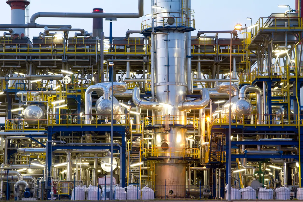 Instaalciones de una industria petroquimica. La zeolita ayuda craqueo catalítico (FCC), hidrotratamiento e isomerización