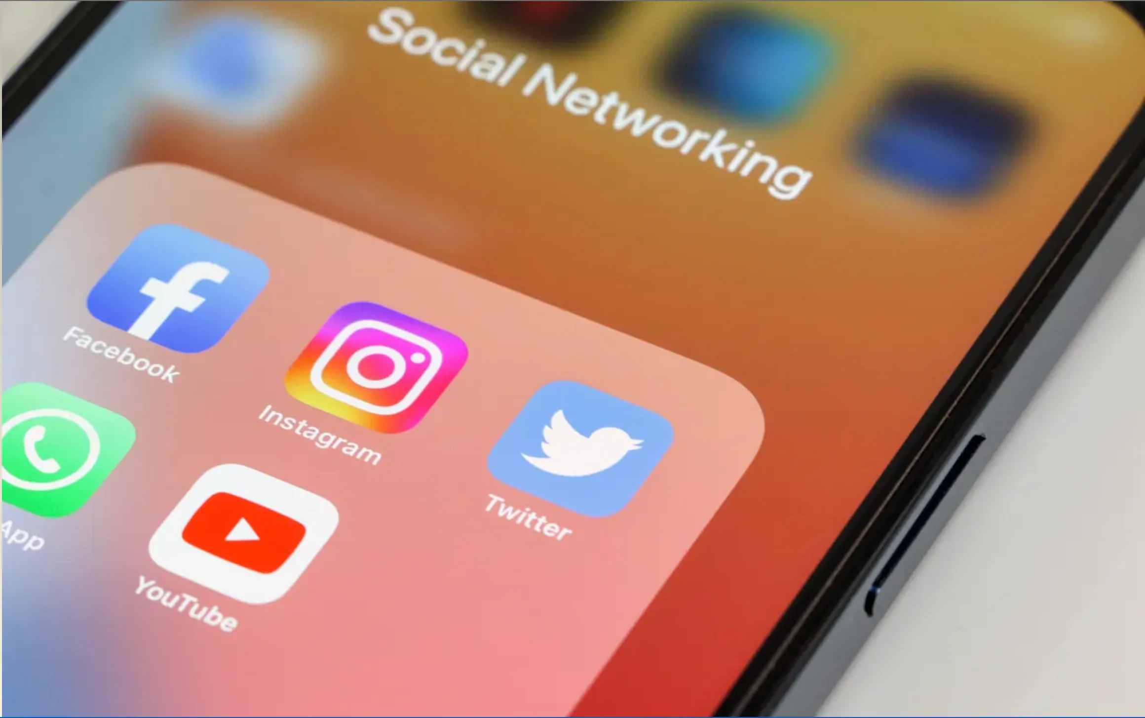 celular con las redes sociales de momento