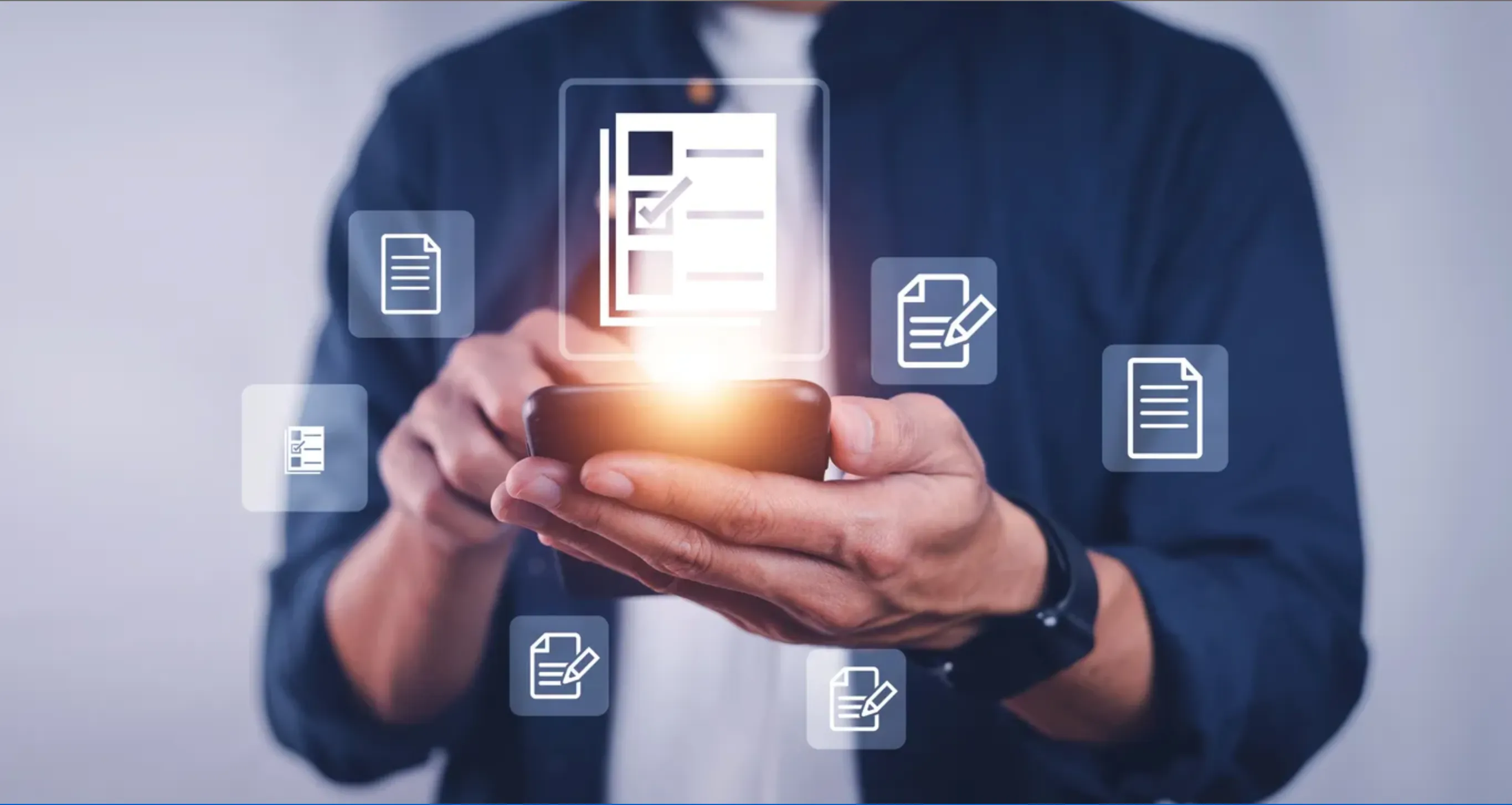 alguien revisando documentos digitales