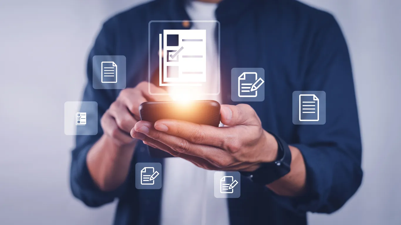 alguien revisando documentos digitales