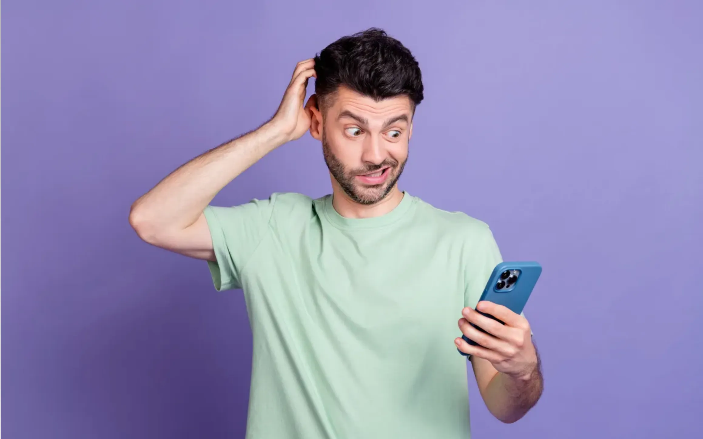 persona confundida con su celular