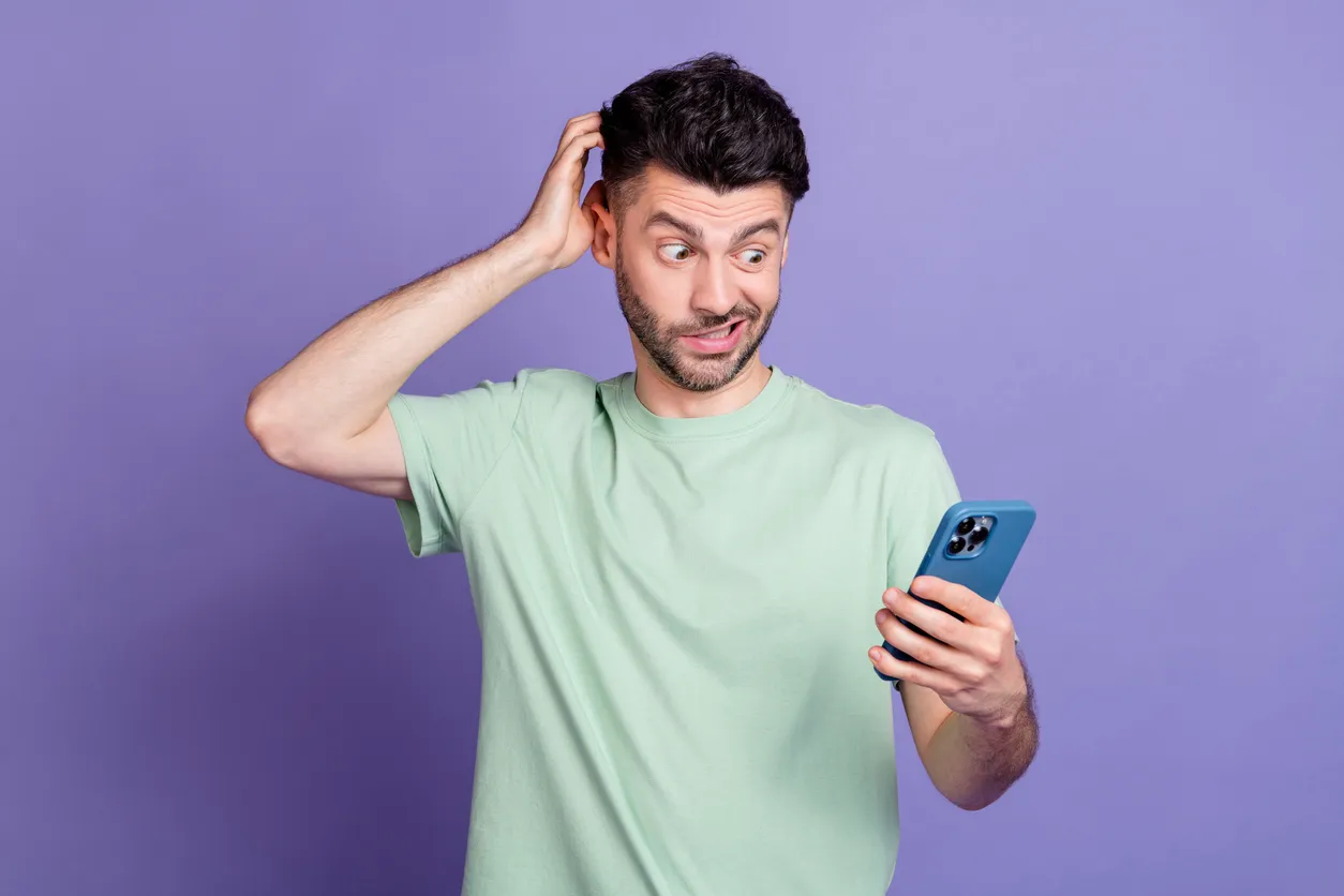 persona confundida con su celular