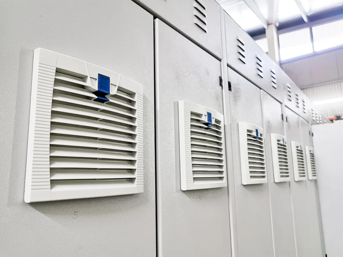 Varios gabinetes con filtro con ventilador