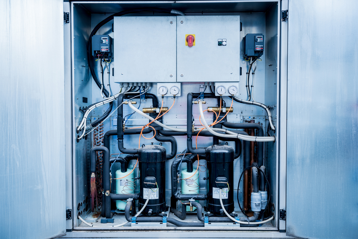 Paneles de control y convertidores de frecuencia en la sección de alimentación de la unidad de ventilación