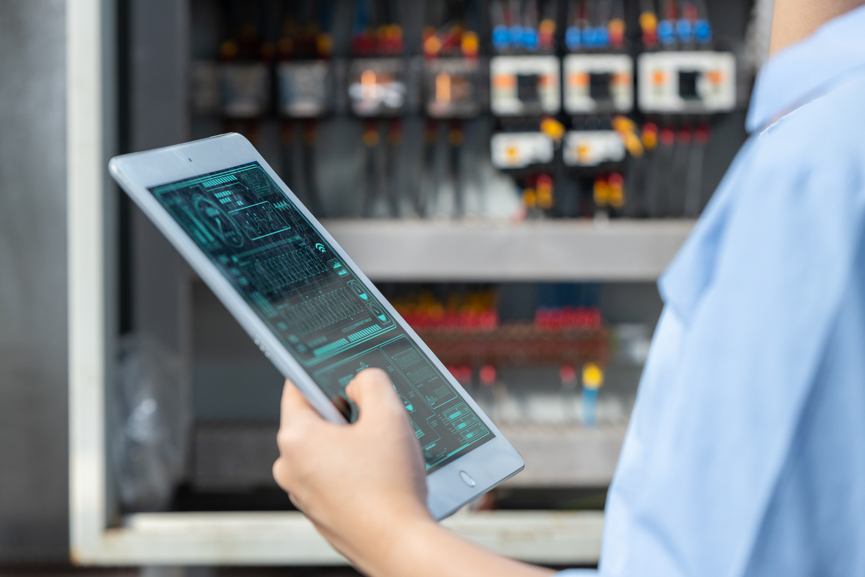 Electricista, ingeniera, mujer que trabaja, verifica, servicio, mantenimiento, electricidad, circuito principal, fusible.