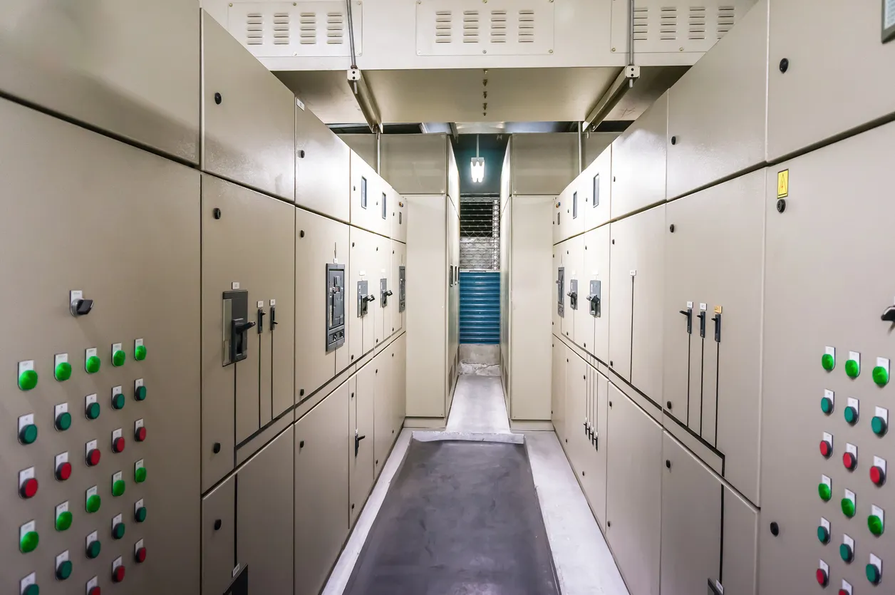 Multiples gabinetes para el control electrico cada uno con manijas y cerraduras para el control de acceso