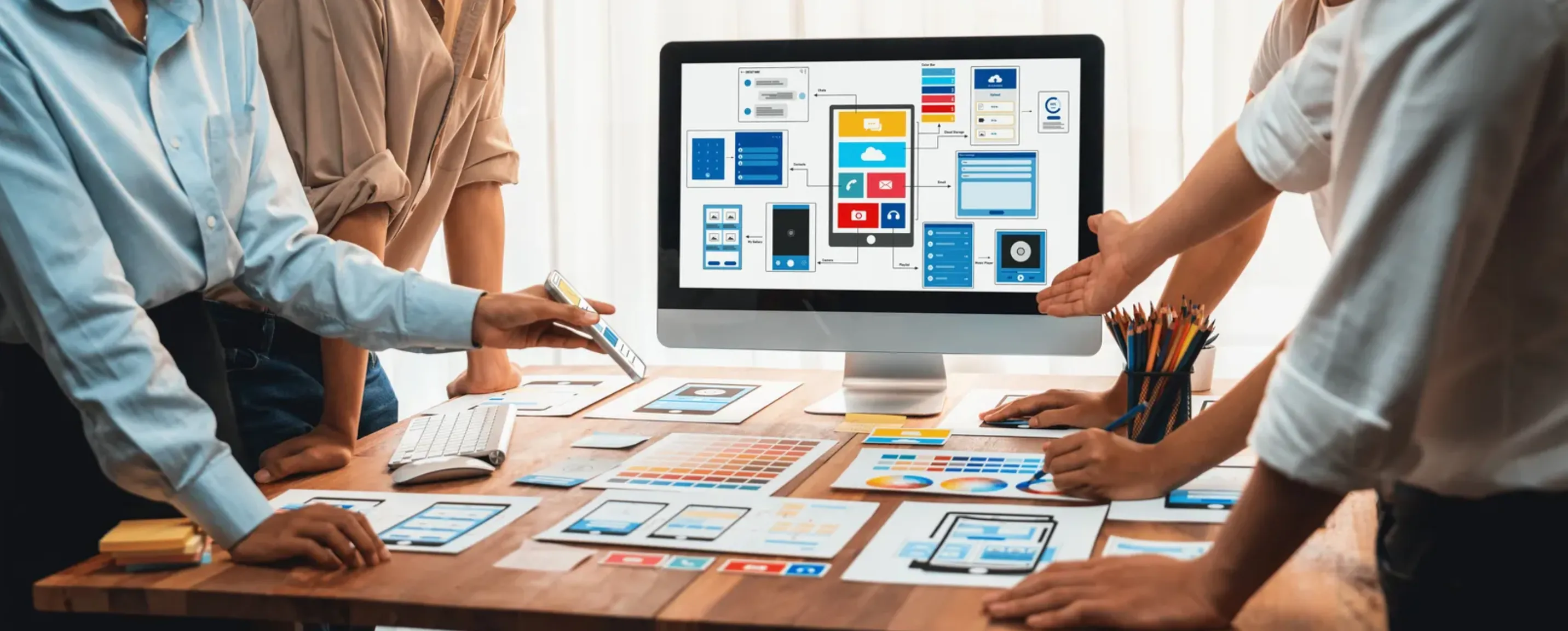 personas en una oficina mejorando su estrategia de marketing