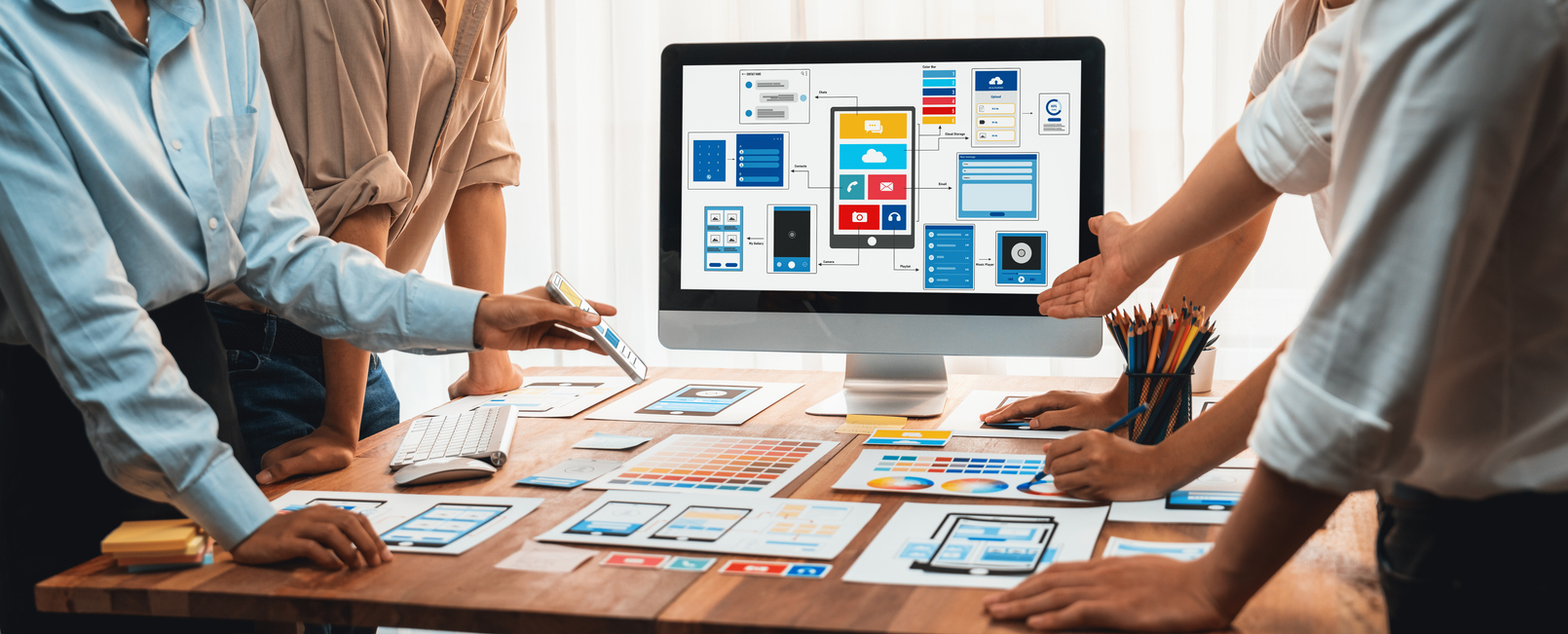 personas en una oficina mejorando su estrategia de marketing