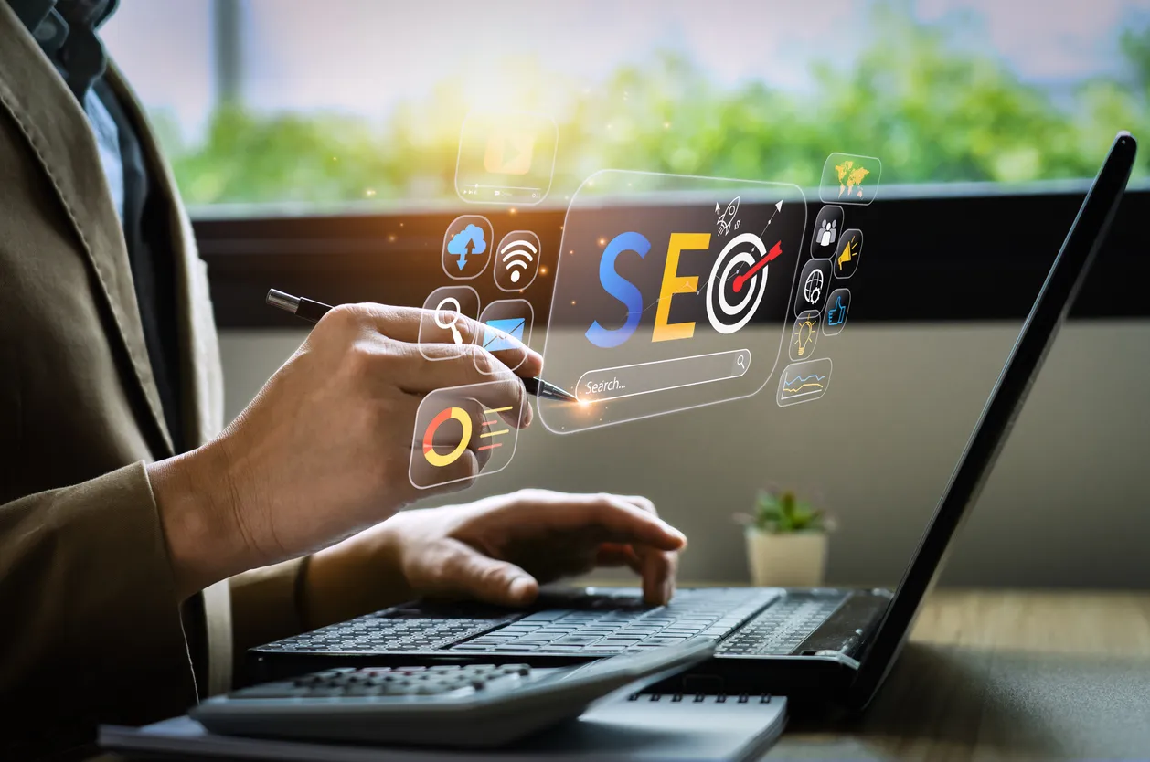 alguien usando una estrategia SEO